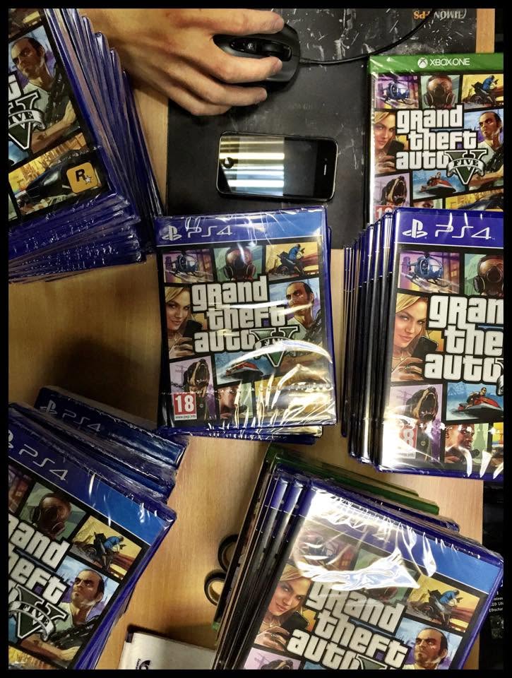 Grand Theft Auto V (2013) - naskladnění v Playcentru foto 2